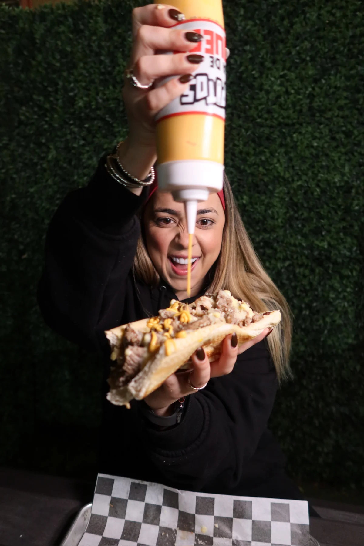 Anabella echándole salsa al pepito