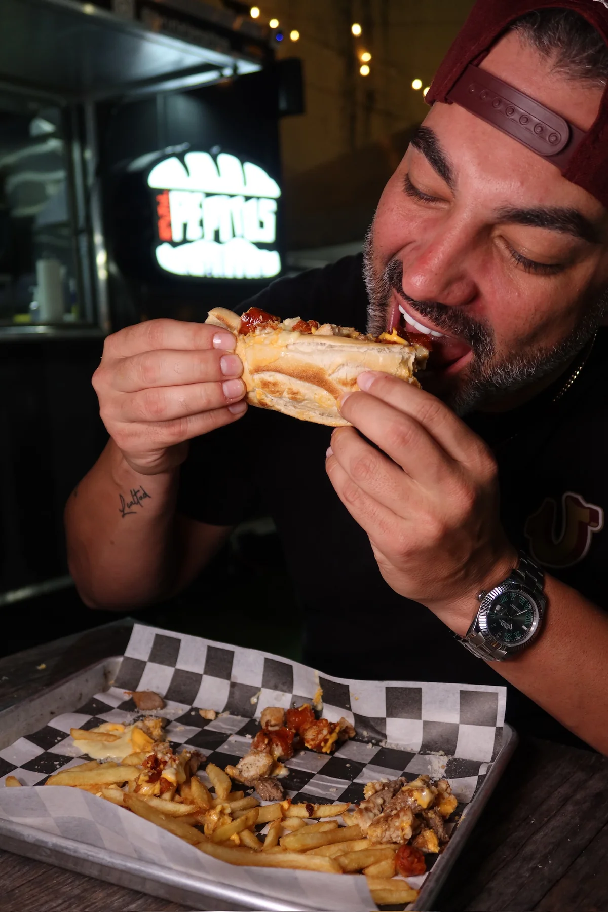 Paul mordiendo un pepito en el food truck